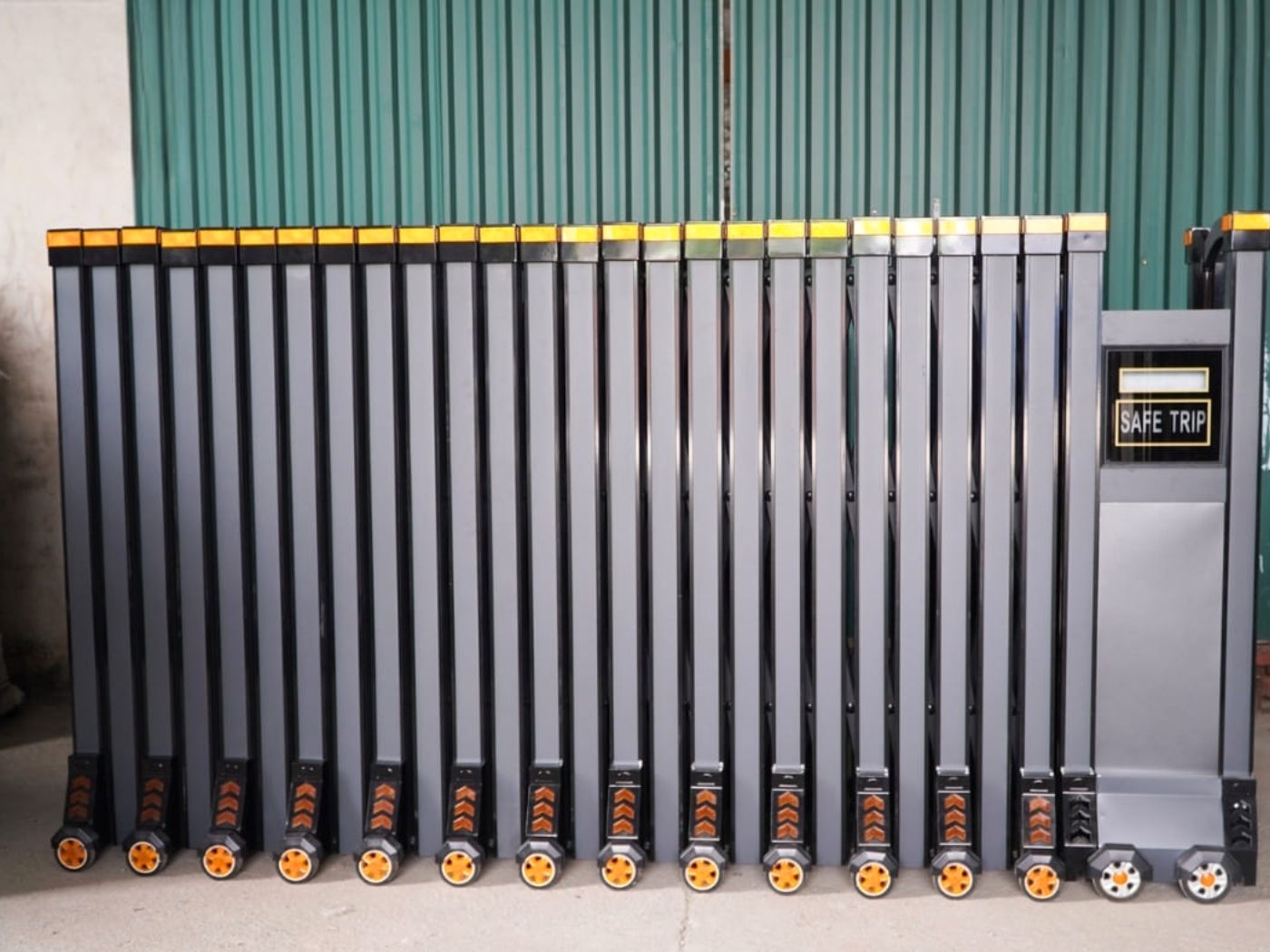 Mẫu cổng xếp hợp kim nhôm