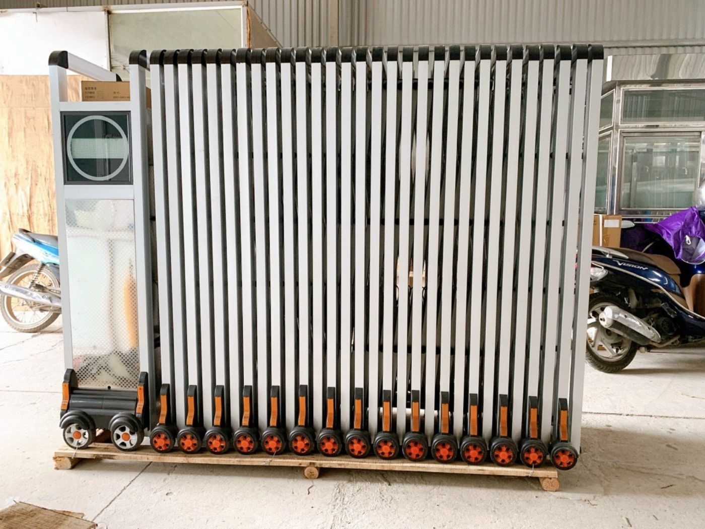 Mẫu cổng xếp nhôm