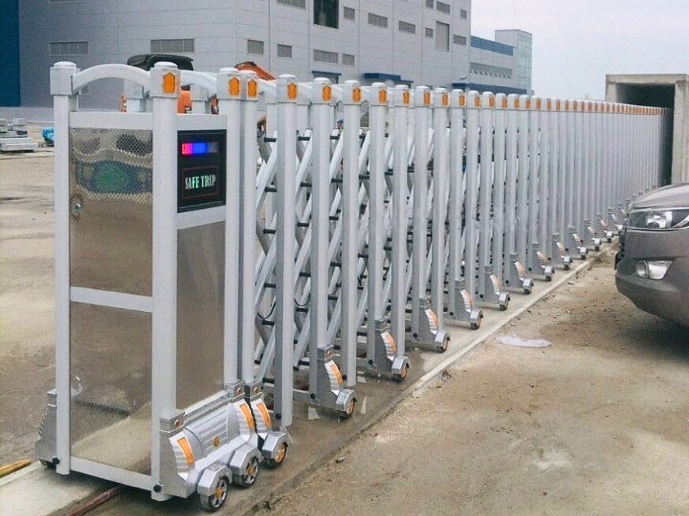 Mẫu cổng xếp nhôm