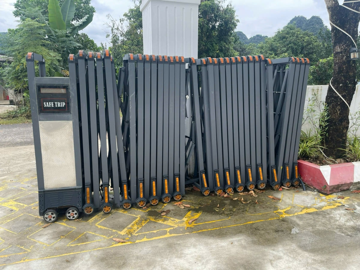 xử lý vết trầy xước trên cổng xếp nhôm