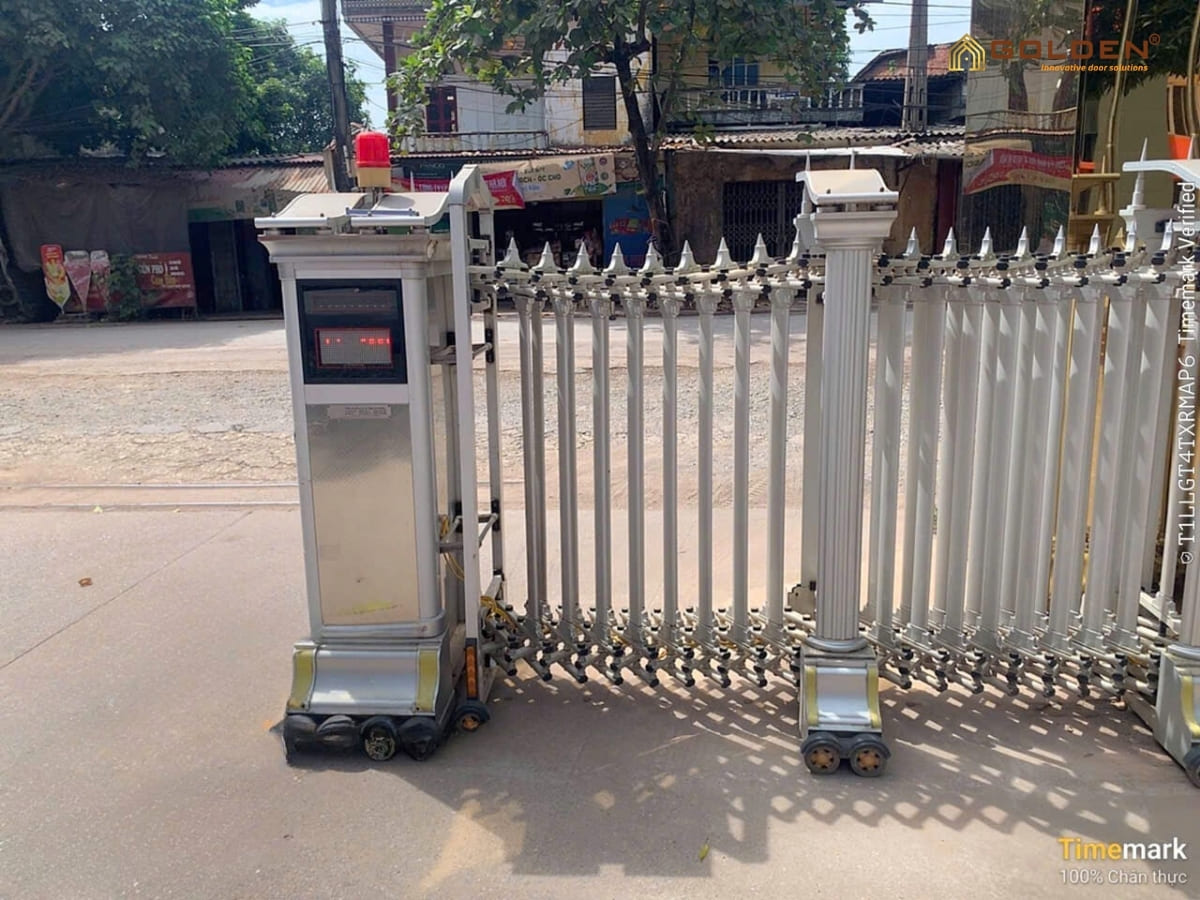 Vệ sinh cổng xếp nhôm