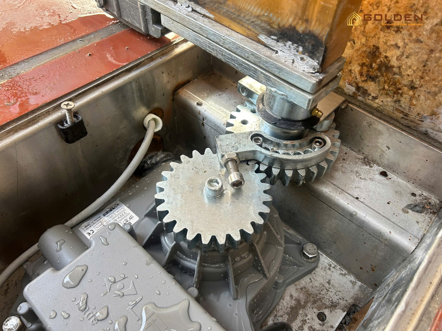 Cơ cấu mở cổng góc rộng 180 độ