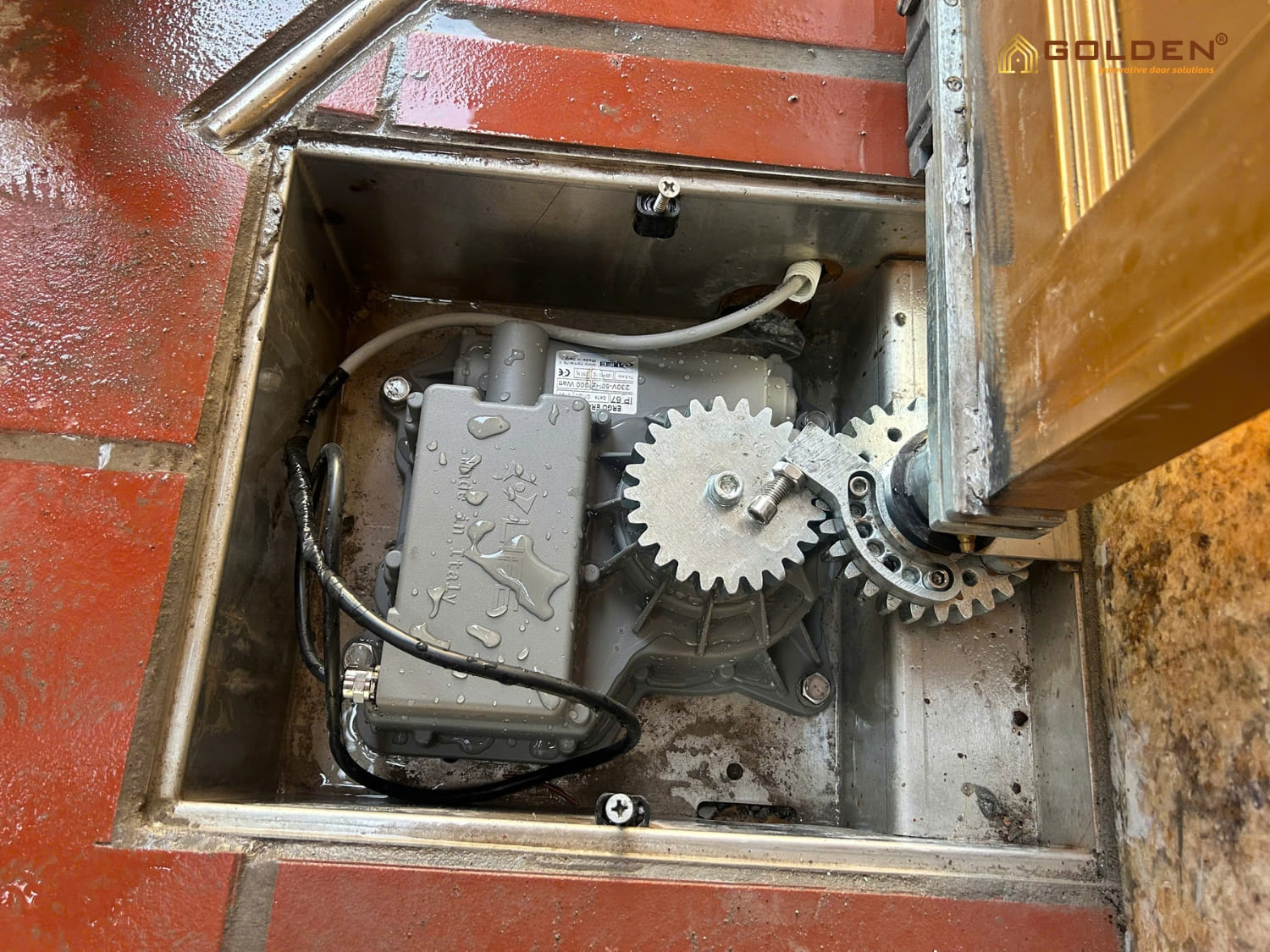 Cơ cấu mở cổng góc rộng 180 độ