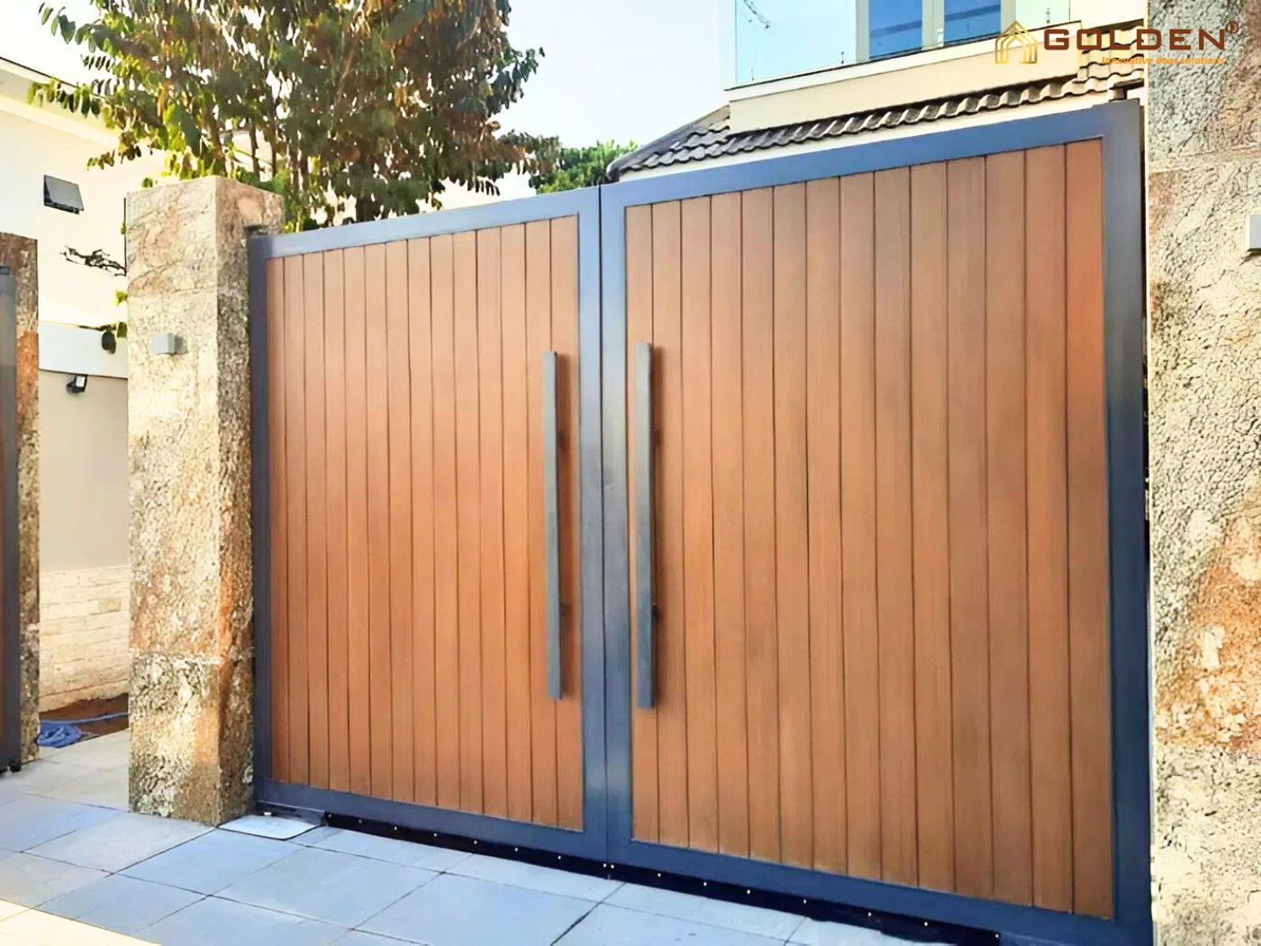 Cổng nhà đặt bên trái hay bên phải? Cách xác định hướng cổng phù hợp 5 cổng nhà đặt bên trái hay bên phải