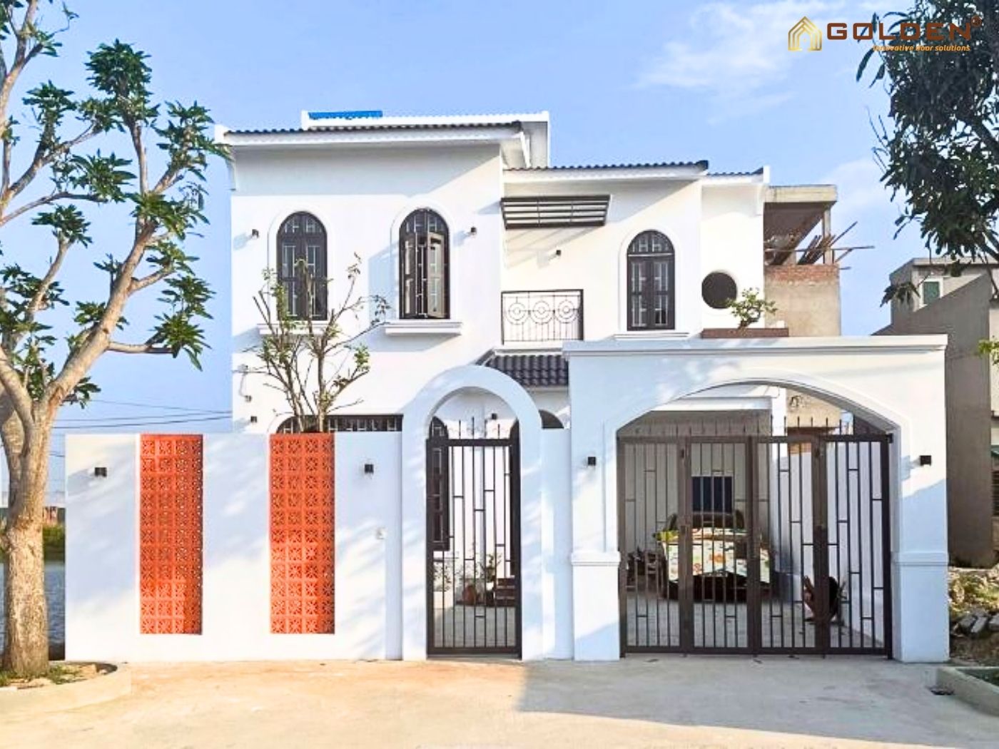 Cổng nhà đặt bên trái hay bên phải? Cách xác định hướng cổng phù hợp 3 cổng nhà đặt bên trái hay bên phải