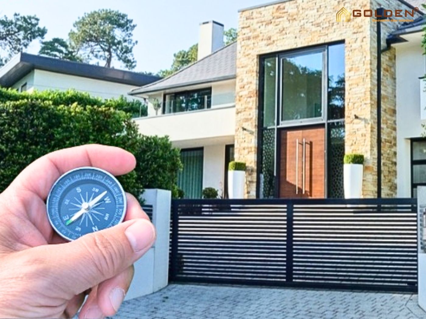 Cổng nhà đặt bên trái hay bên phải? Cách xác định hướng cổng phù hợp 2 cổng nhà đặt bên trái hay bên phải