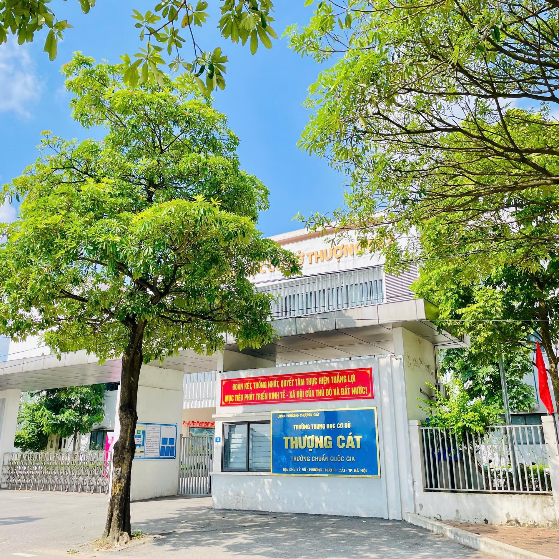 Mẫu cổng trường THCS đẹp