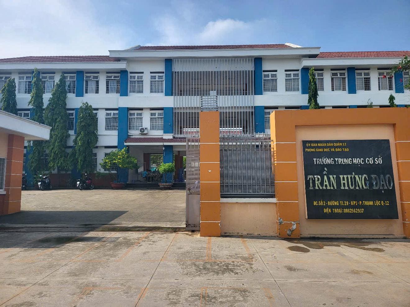 Mẫu cổng trường THCS đẹp