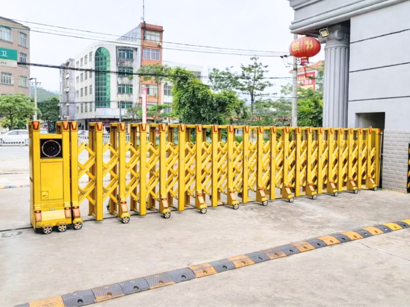 Cổng xếp nhôm màu vàng