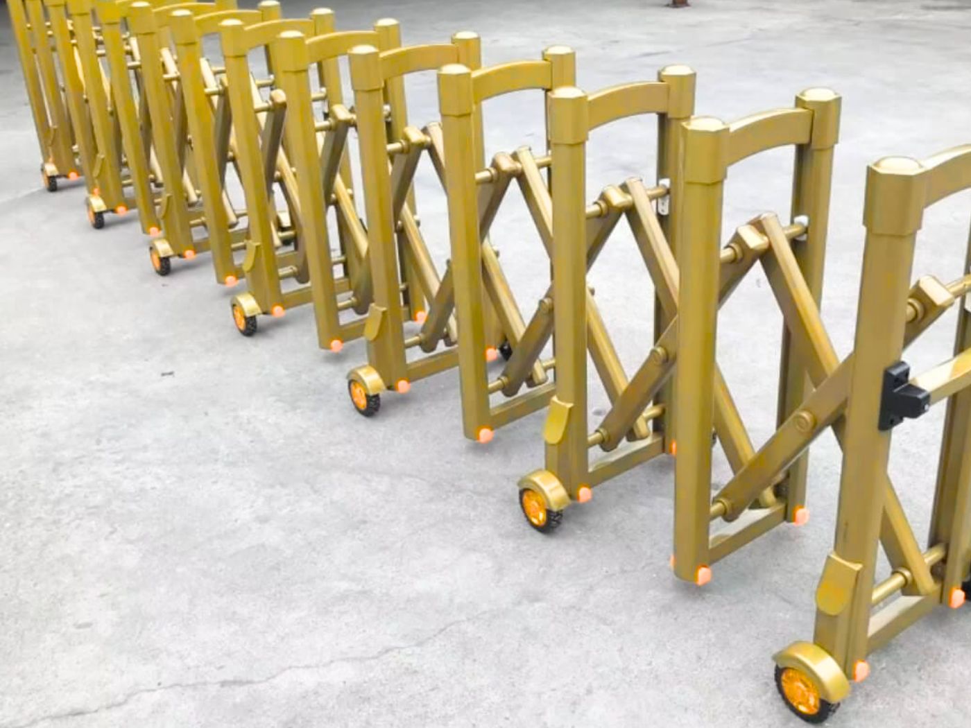 Cổng xếp nhôm màu vàng