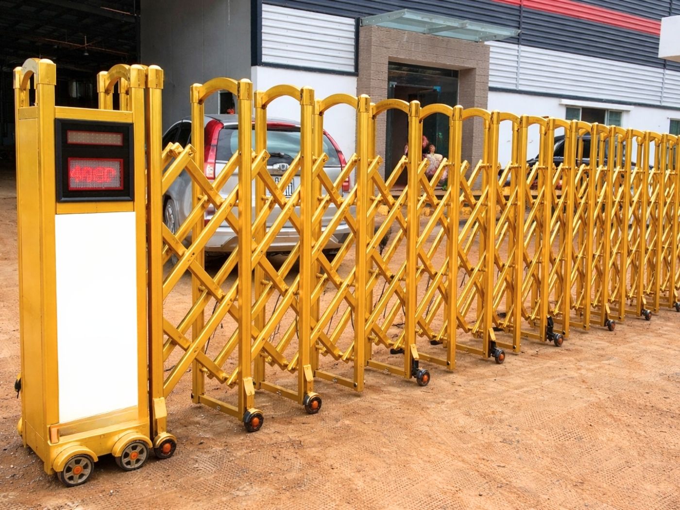 Cổng xếp nhôm màu vàng