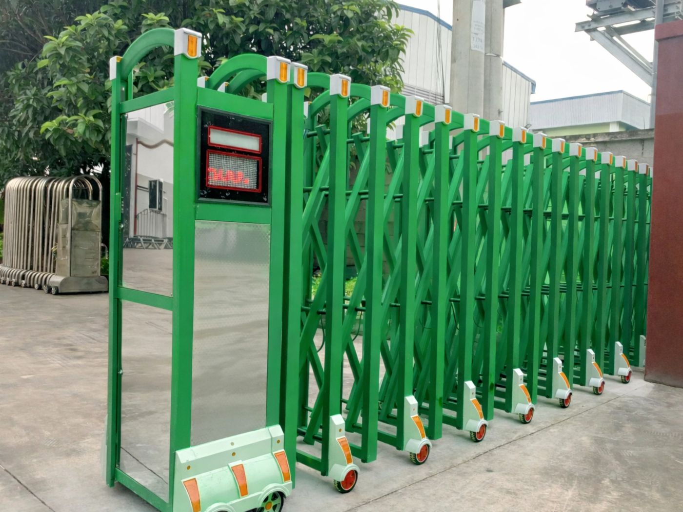 Cổng xếp nhôm GV07 màu xanh lá cây