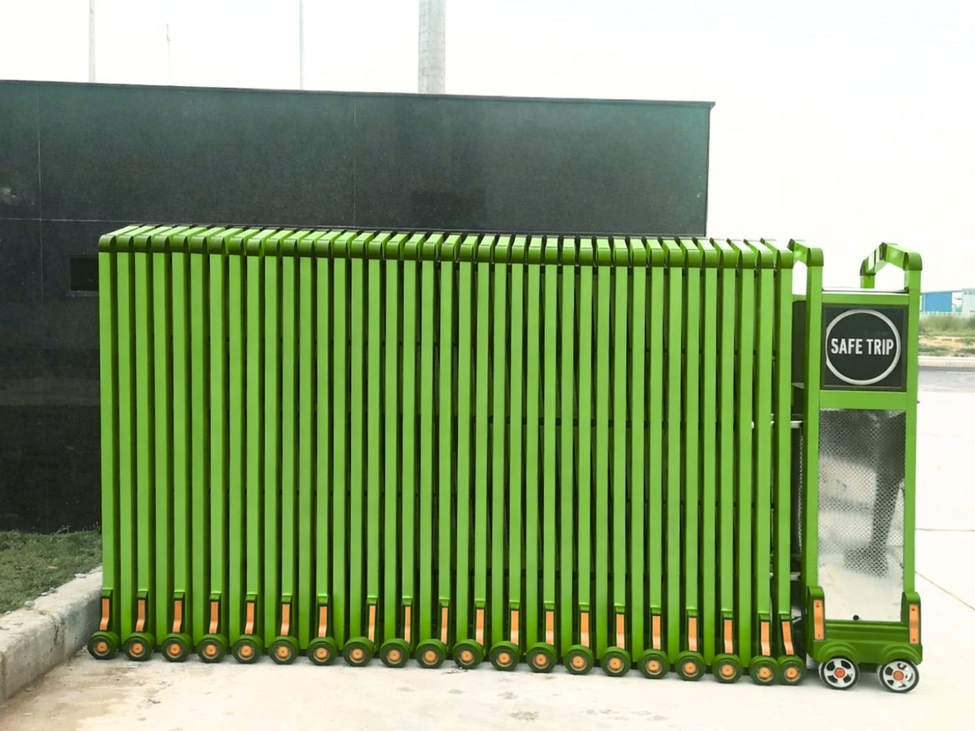 Cổng xếp nhôm GV07 màu xanh lá cây