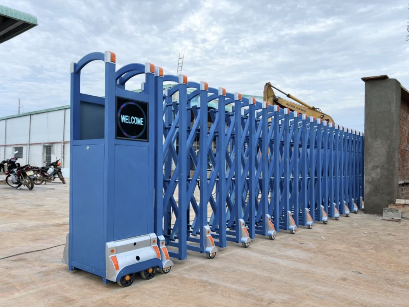 Cổng xếp nhôm GV08 màu xanh dương