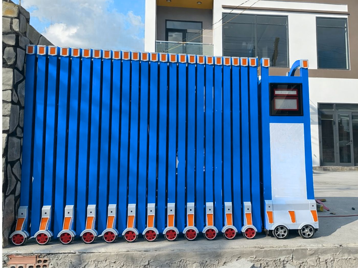 Cổng xếp nhôm GV08 màu xanh dương