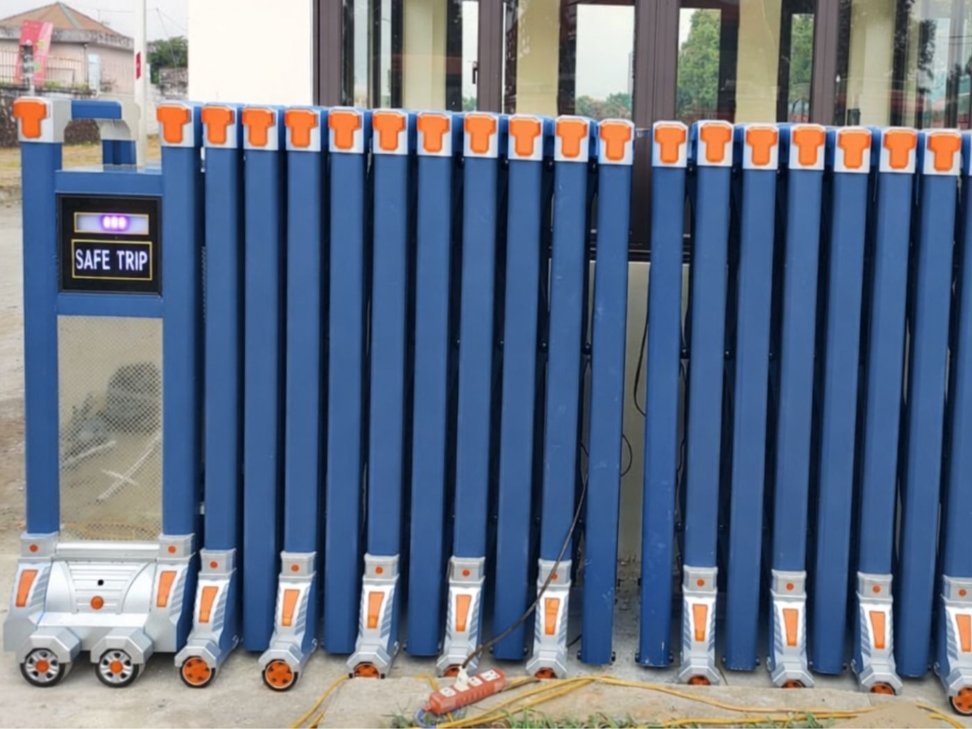 Cổng xếp nhôm GV08 màu xanh dương