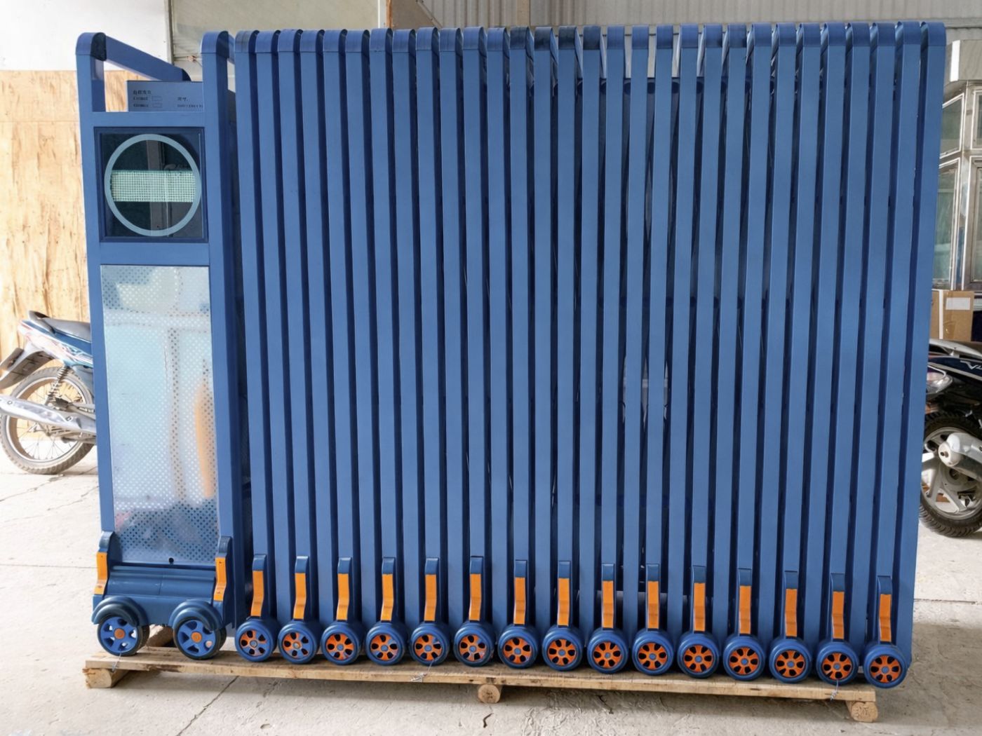 Cổng xếp nhôm GV08 màu xanh dương