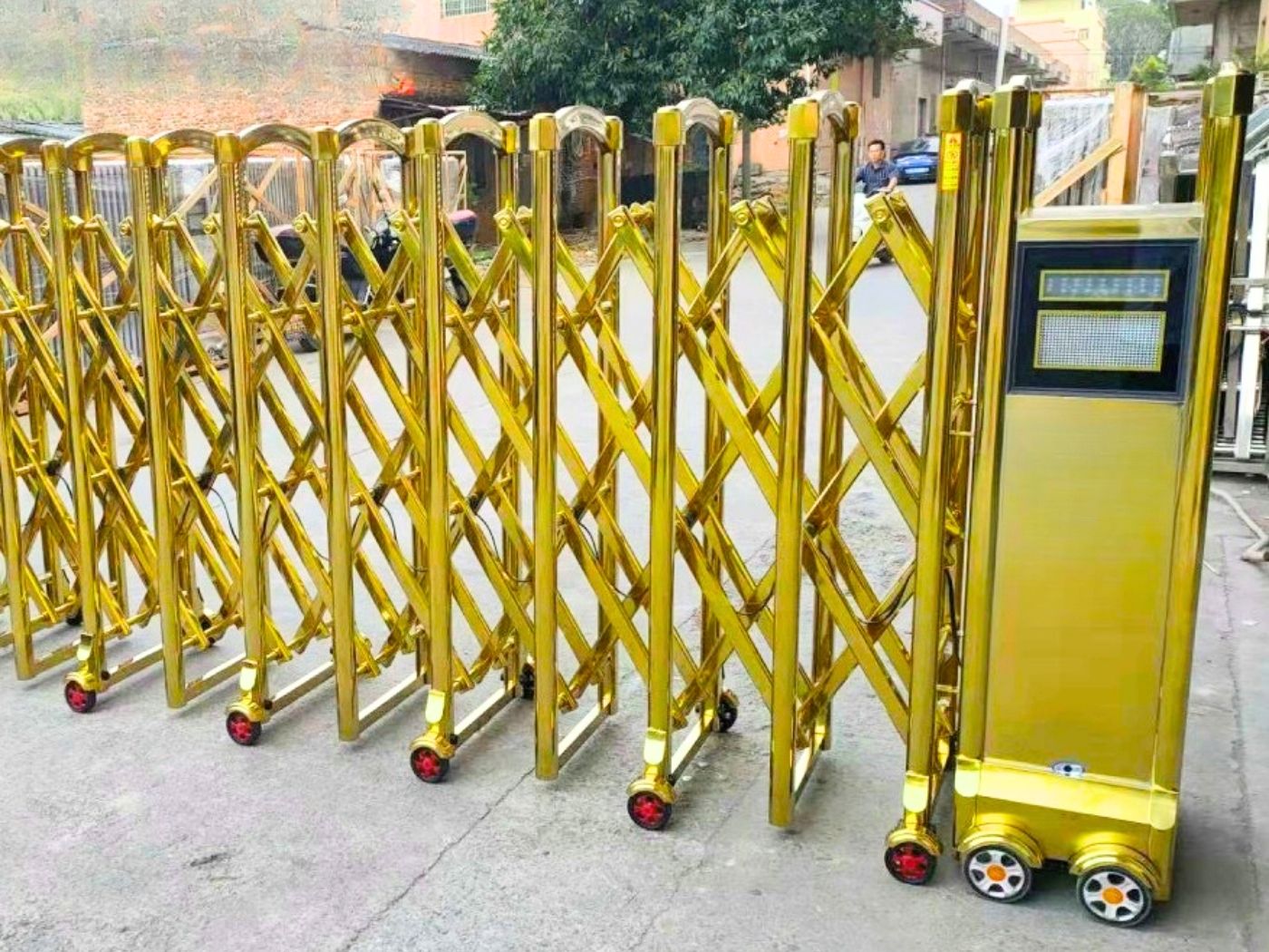 Cổng xếp nhôm màu vàng