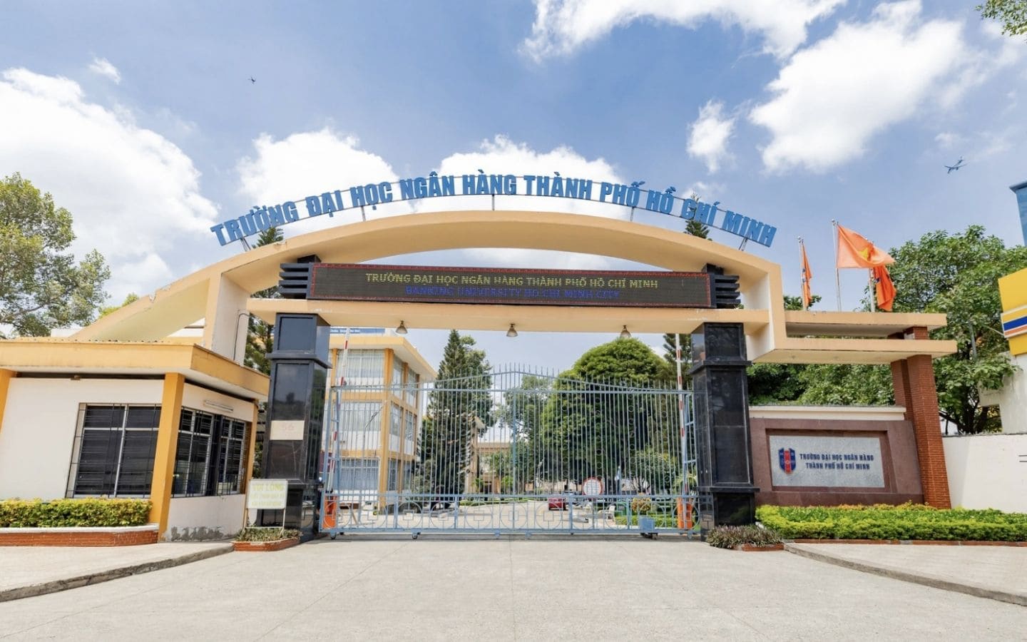 Mẫu cổng trường đại học đẹp