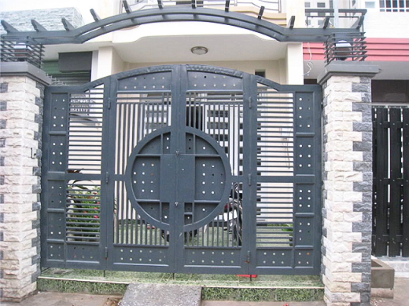 Mẫu cổng chính chất liệu sắt đơn giản