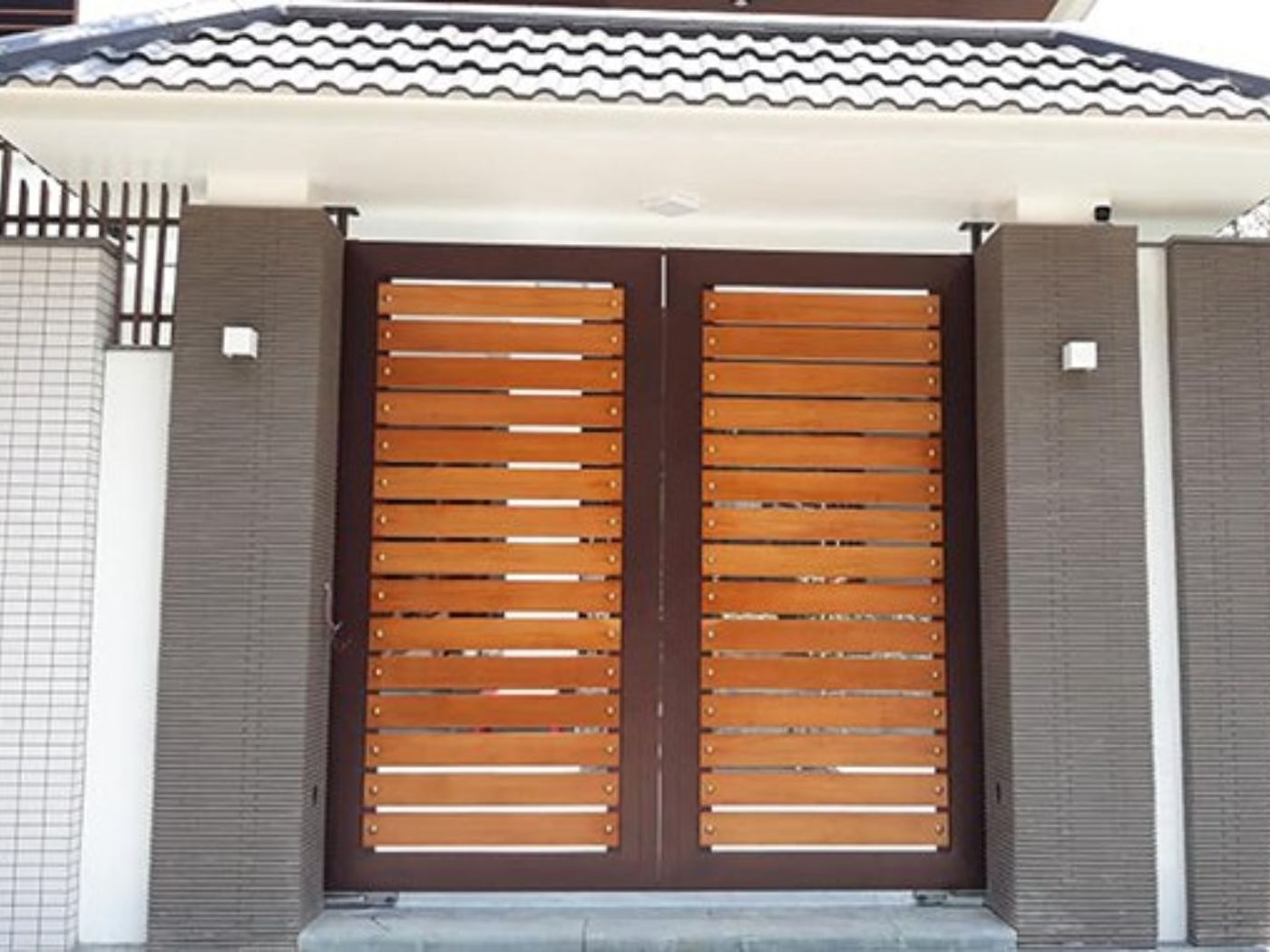 Cổng chính bằng nhựa giả gỗ hiện đại