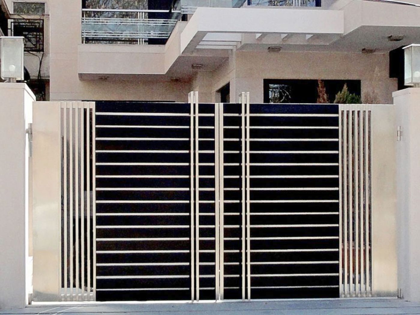 Cổng chính inox 2 cánh hiện đại