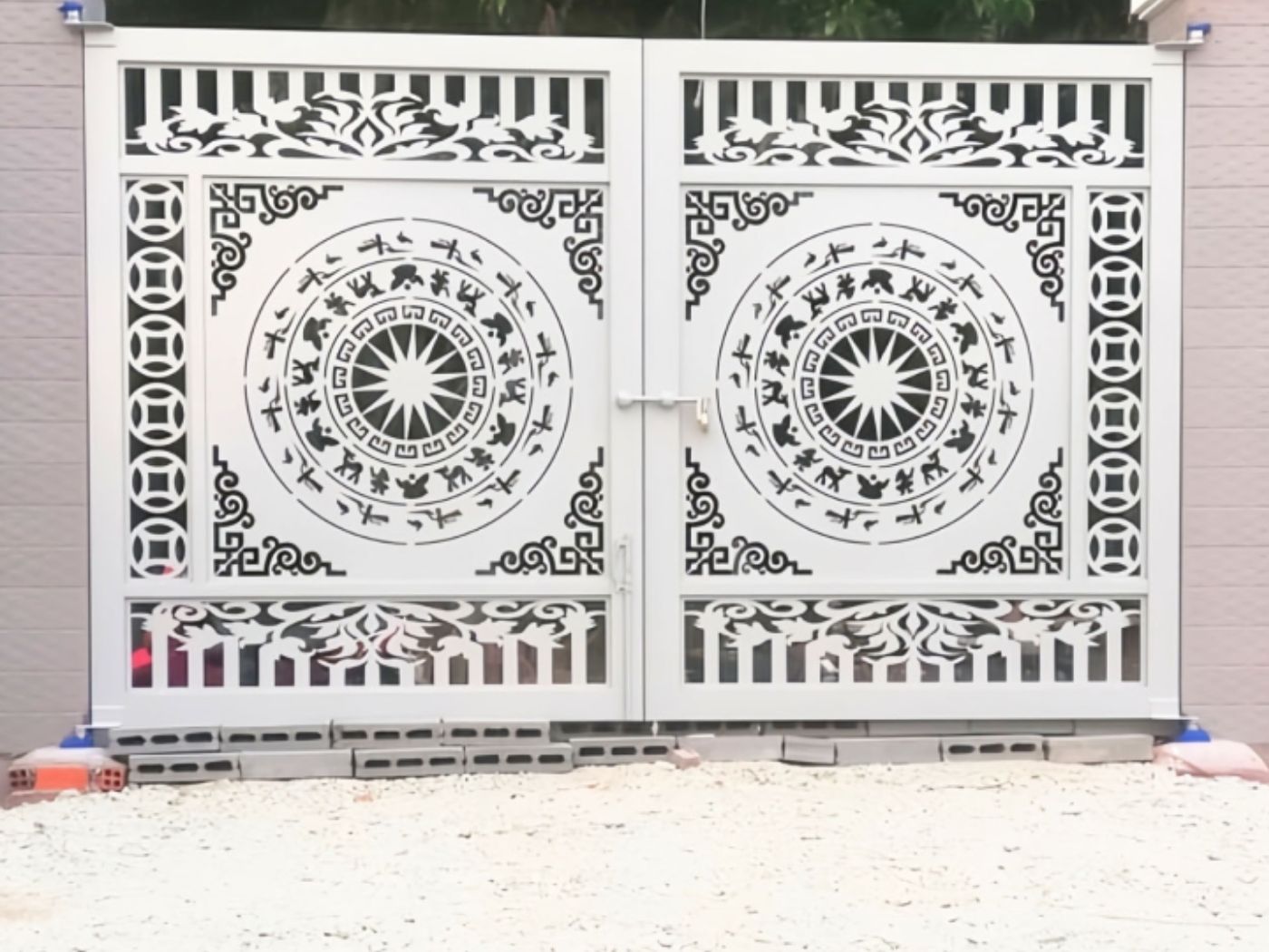 Cửa cổng chính đẹp cần bố trí hợp phong thủy mặt tiền