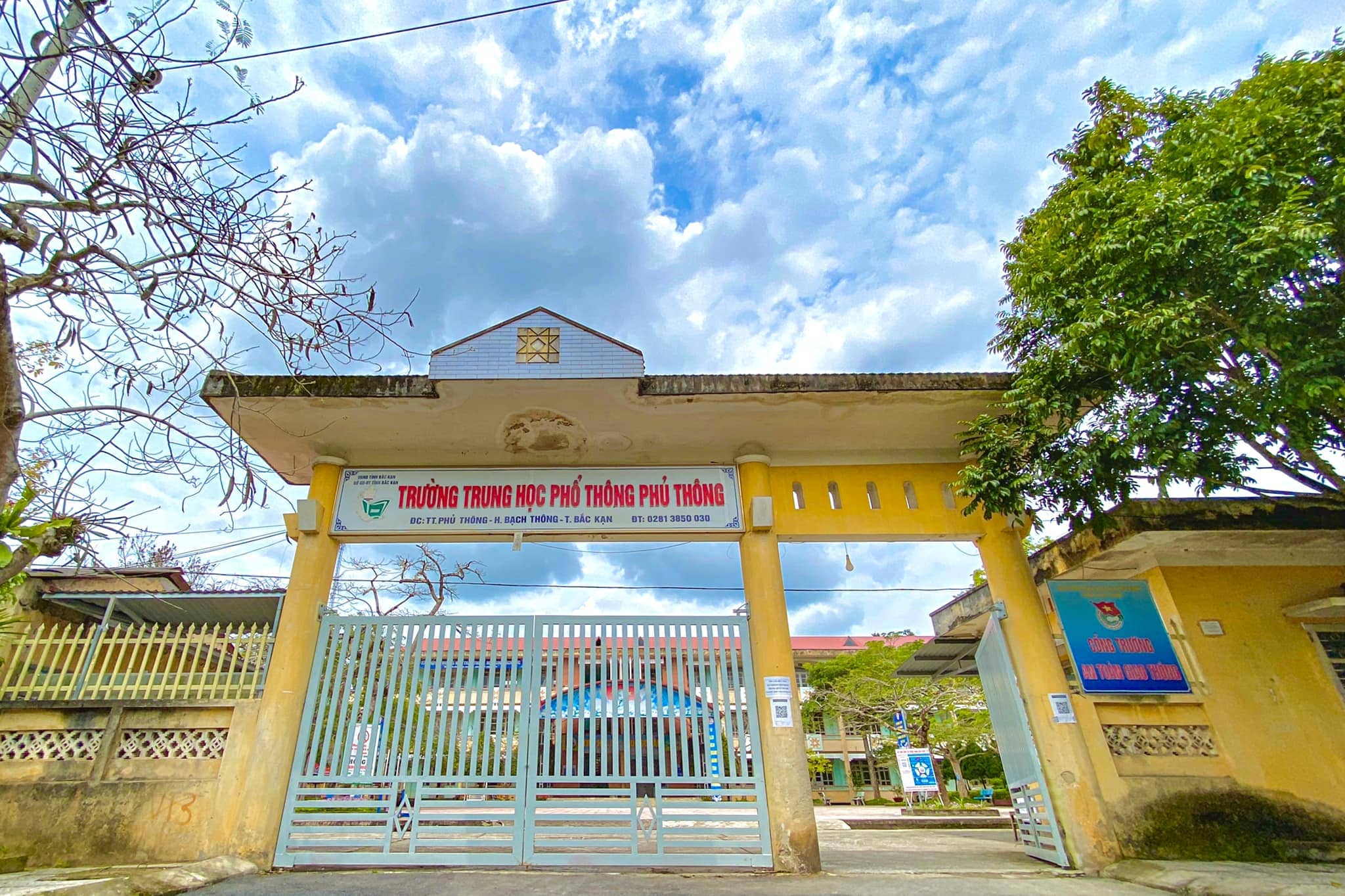 Cổng trường đẹp