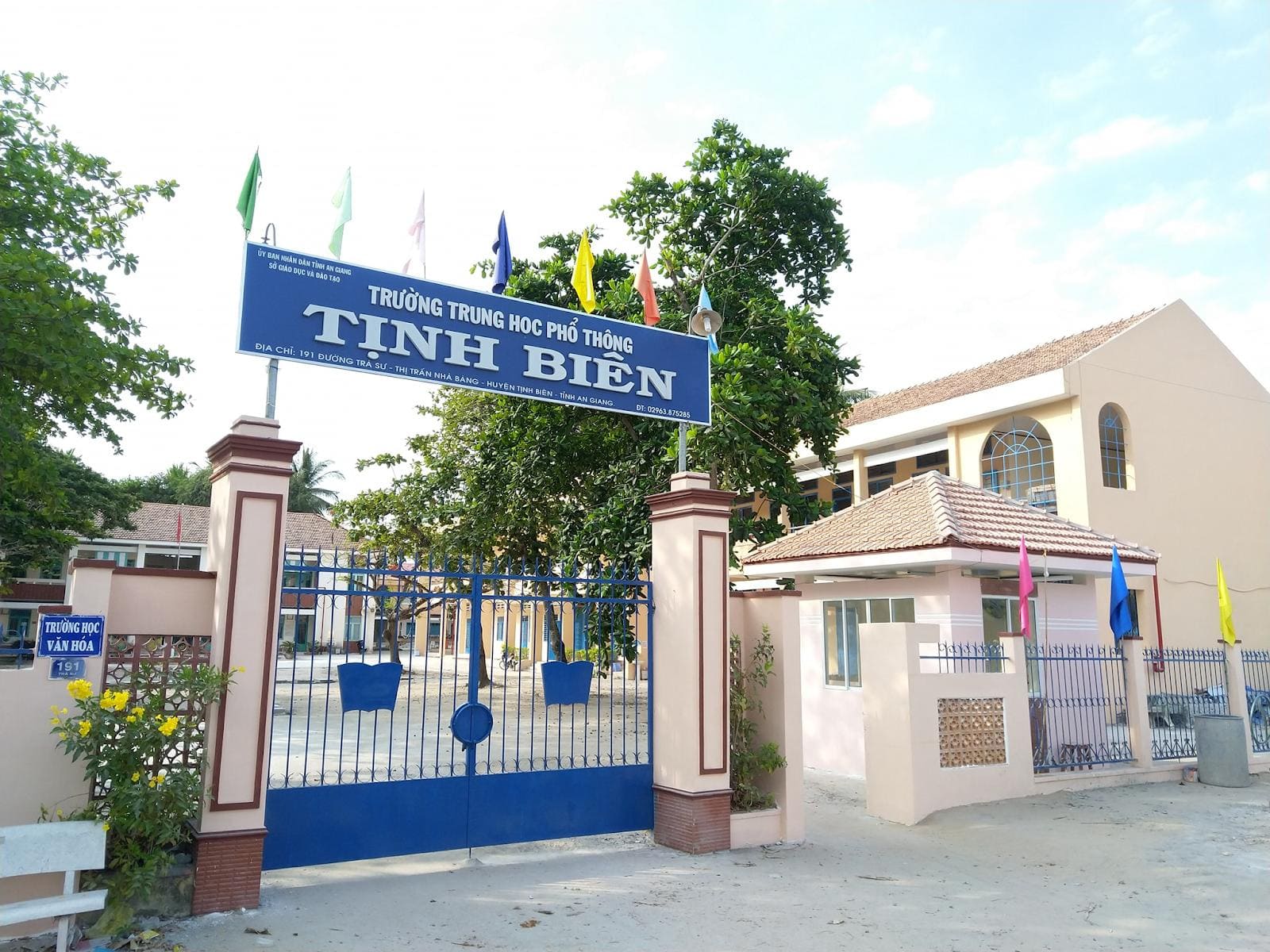 Mẫu cổng trường THPT đẹp