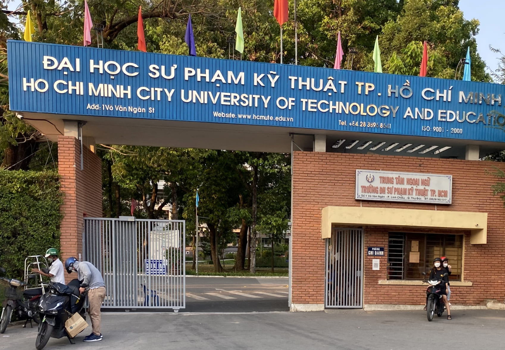 Mẫu cổng trường đại học đẹp