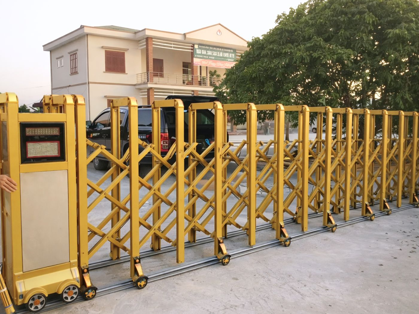 Cổng xếp nhôm màu vàng