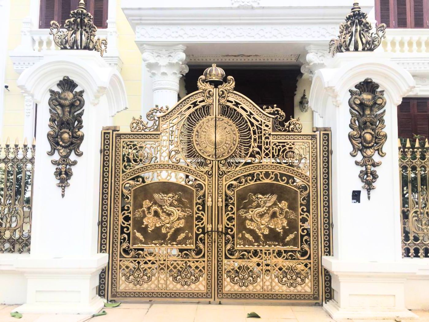 Cổng nhôm đúc song long chầu nguyệt