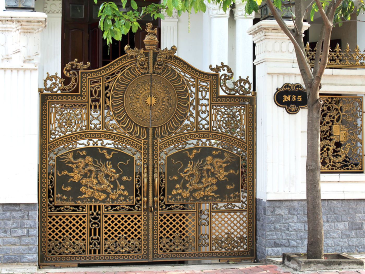Cổng nhôm đúc song long chầu nguyệt