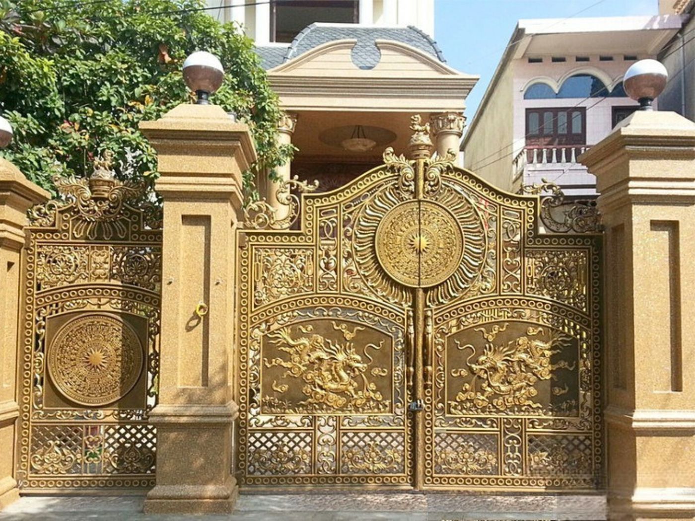 Cổng nhôm đúc song long chầu nguyệt