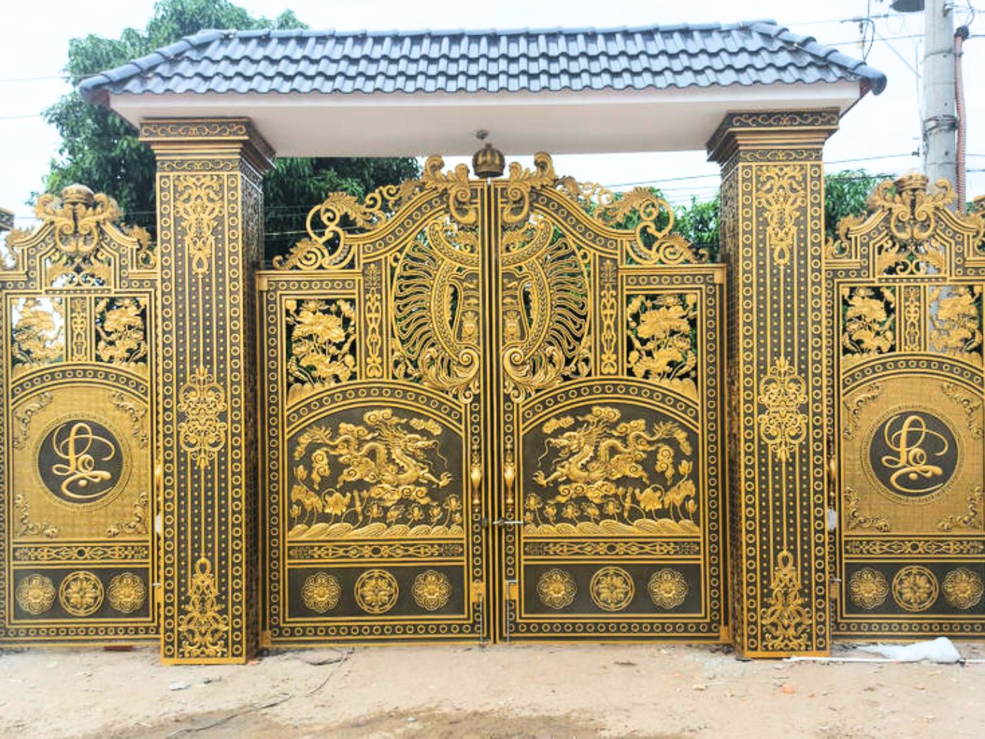 Cổng nhôm đúc song long chầu nguyệt