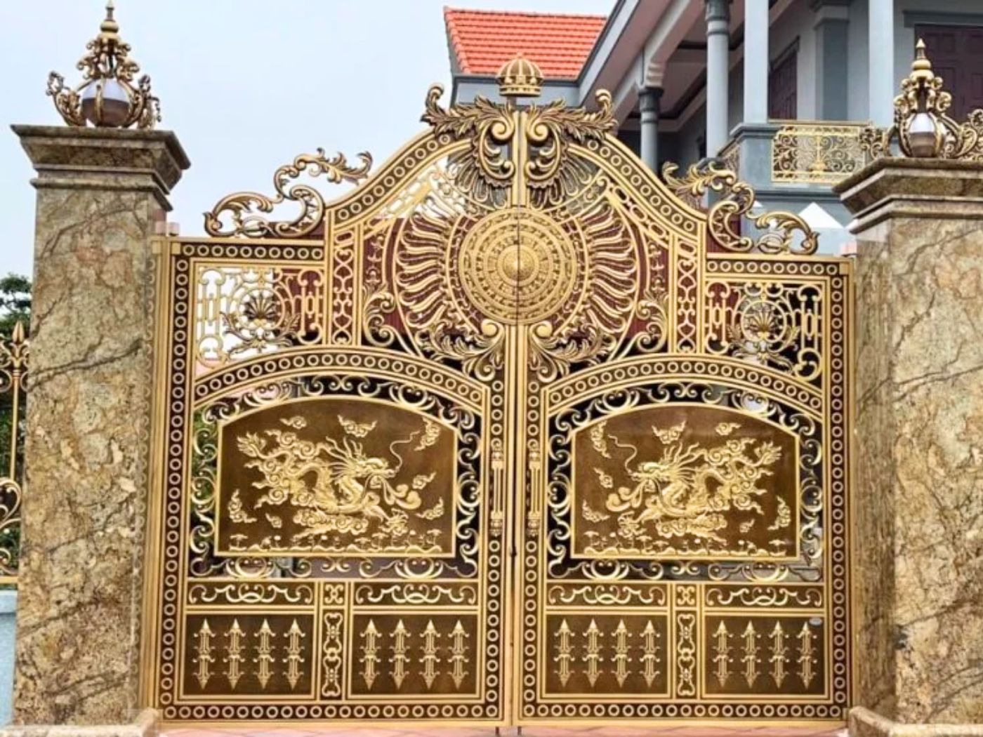 Cổng nhôm đúc song long chầu nguyệt