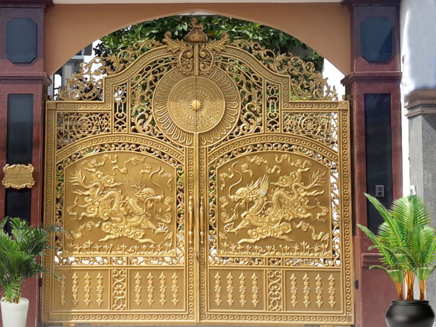 Cổng nhôm đúc song long chầu nguyệt
