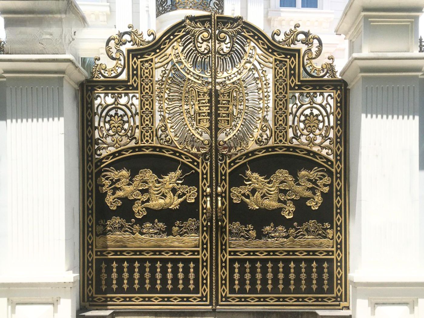 Cổng nhôm đúc song long chầu nguyệt
