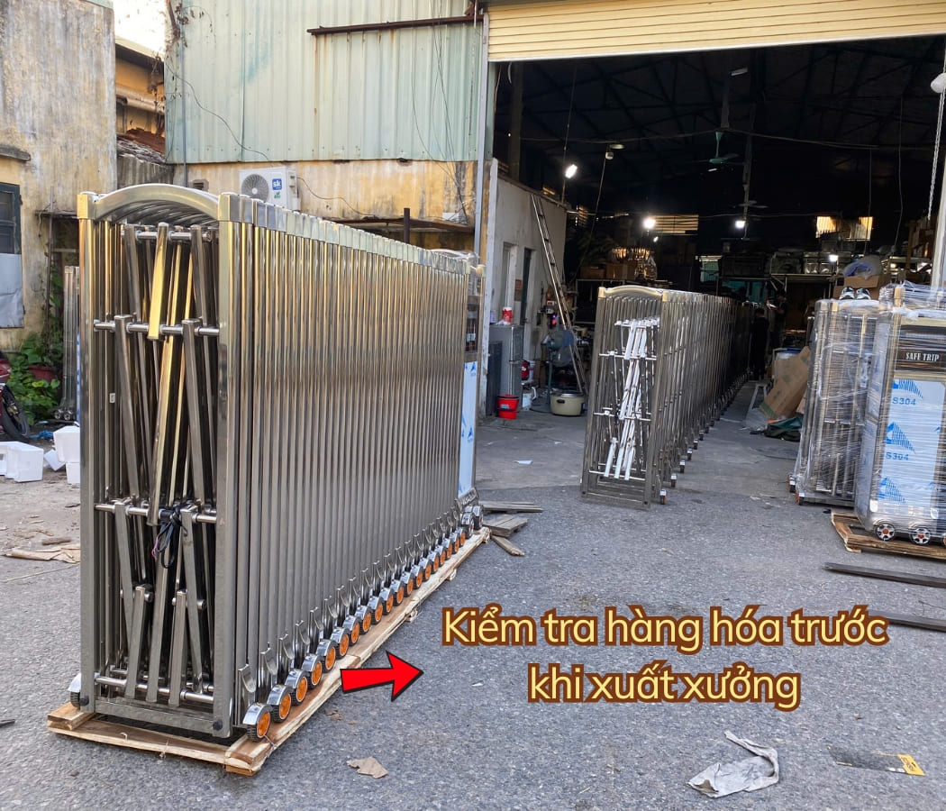 Kiểm tra cổng xếp inox