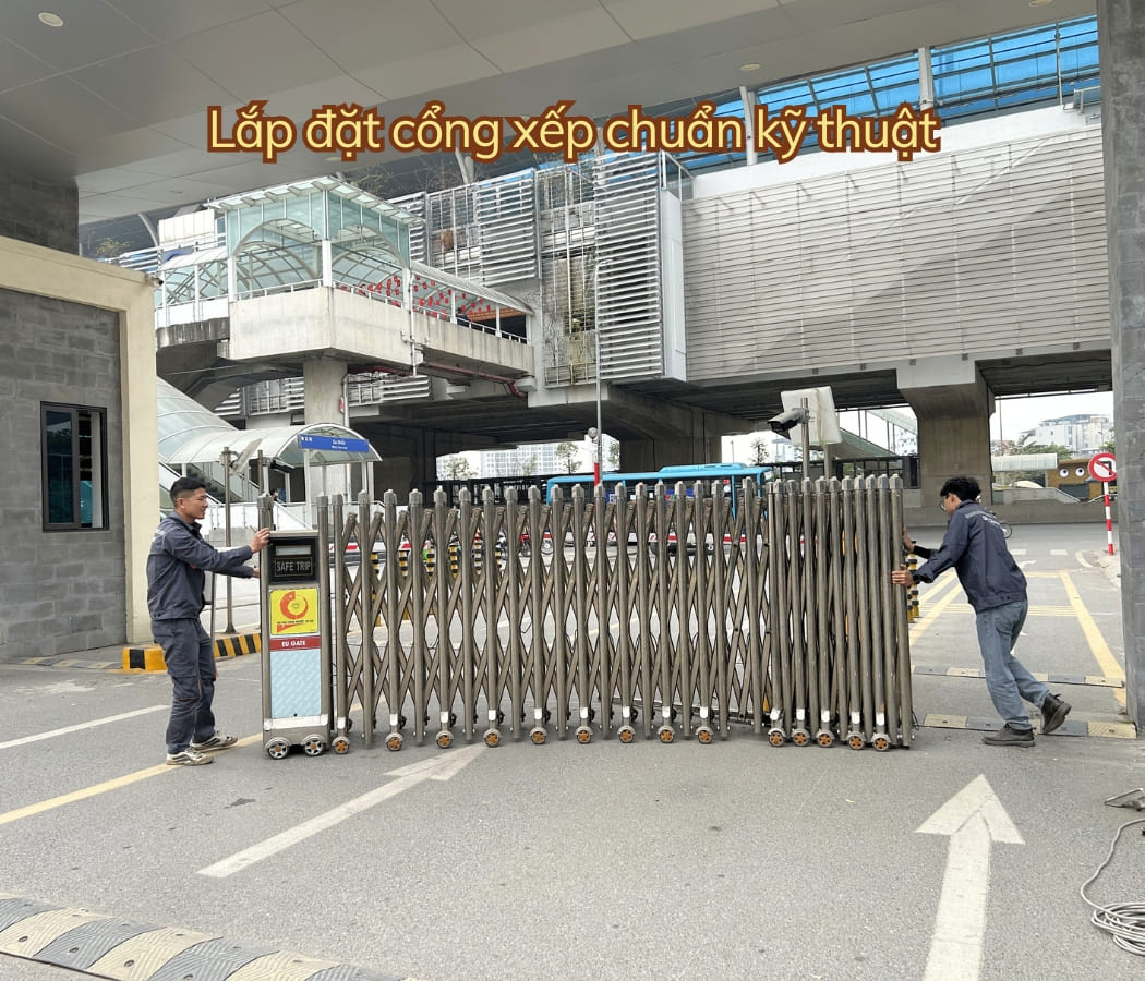 Kỹ thuật viên lắp đặt cổng xếp