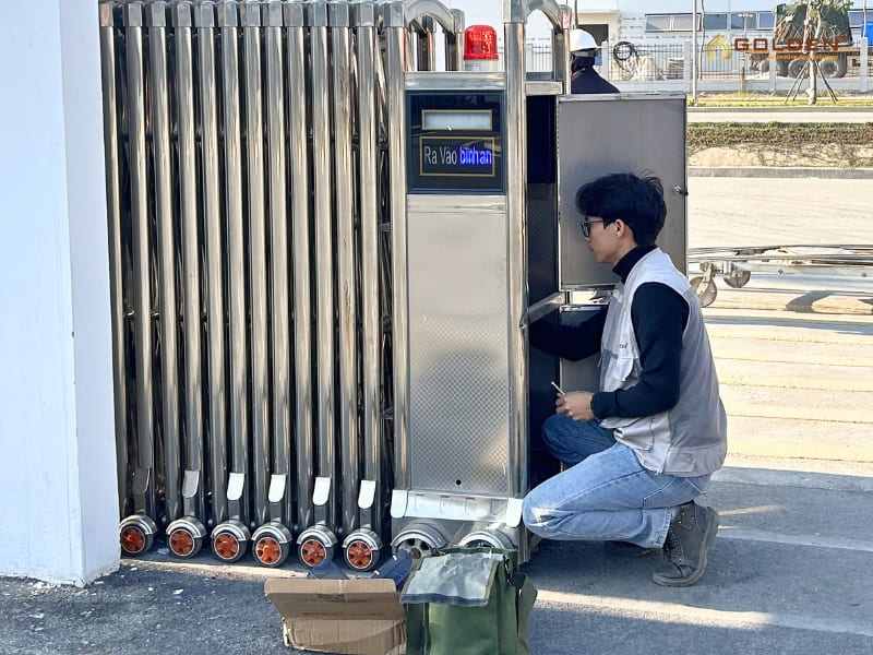 Cài đặt cổng xếp inox
