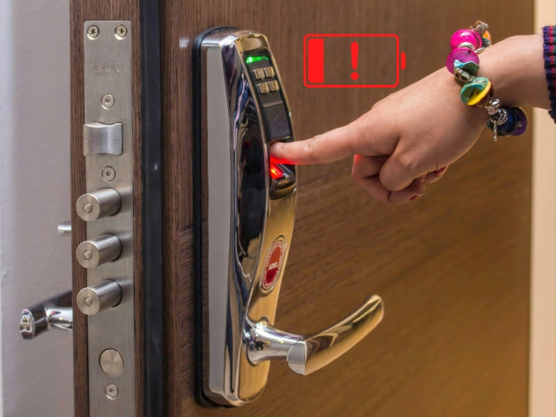 Cách mở khóa cửa vân tay hết pin