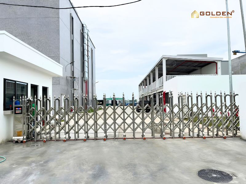 Cổng xếp inox mũi giáo 1 Đặc điểm của cổng xếp inox mũi giáo