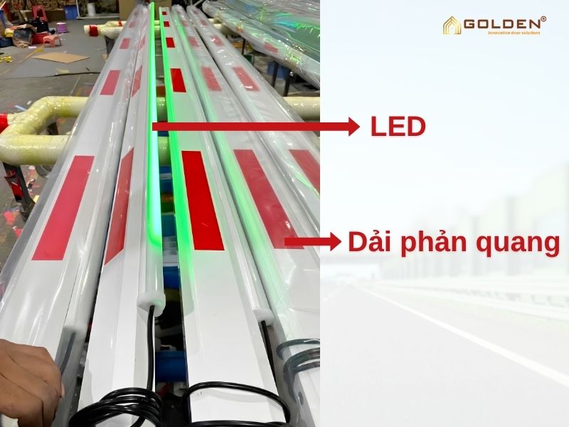 Dải phản quang trên thanh barie dùng để làm gì? 1 Phân biệt dải phản quang trên thanh barie và LED