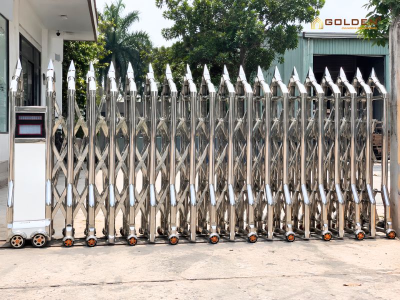 Cổng xếp inox mũi giáo 2 Những lợi ích khi dùng cổng xếp mũi giáo