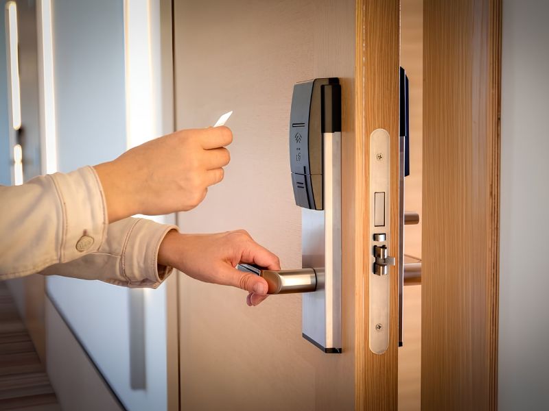 Nên dùng khóa cơ hay khóa điện tử? So sánh